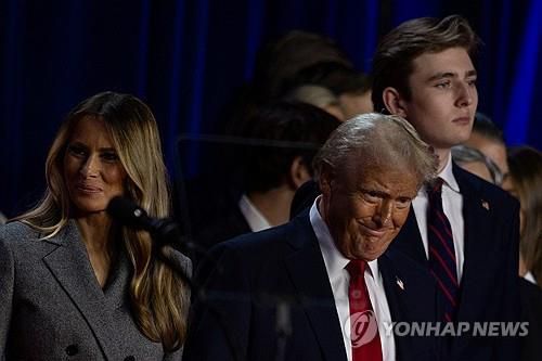 승리 유력시 된 시점에 가족과 함께 지지자들 앞에 선 트럼프[로이터=연합뉴스.재판매 및 DB금지]