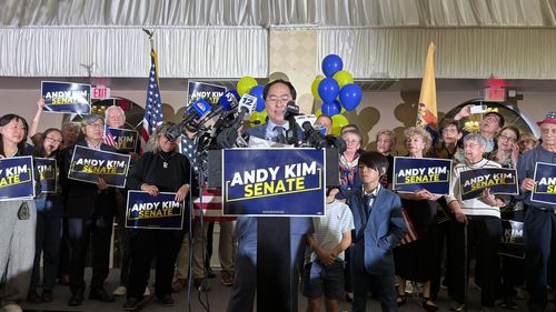 당선 소감 연설하는 앤디 김(뉴욕=연합뉴스) 이지헌 특파원 = 한국계 최초로 미국 연방 상원의원으로 당선된 앤디 김(42·민주) 당선인이 5일(현지시간) 미국 뉴저지주 체리힐의 더블트리 호텔에서 열린 회견에서 지지자들과 함께 당선 소감을 발표하고 있다. photo@yna.co.kr