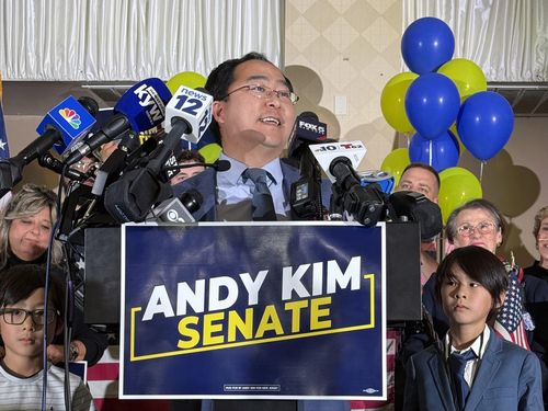 당선 소감 연설하는 앤디 김 당선인(뉴욕=연합뉴스) 이지헌 특파원 = 한국계 최초로 미국 연방 상원의원에 당선된 앤디 김(42·민주) 당선인이 5일(현지시간) 미국 뉴저지주 체리힐의 더블트리 호텔에서 가진 회견에서 당선 소감을 발표하고 있다. photo@yna.co.kr
