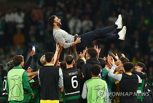 기뻐하는 스포르팅 선수들과 루벤 아모림 감독[Action Images via Reuters=연합뉴스]