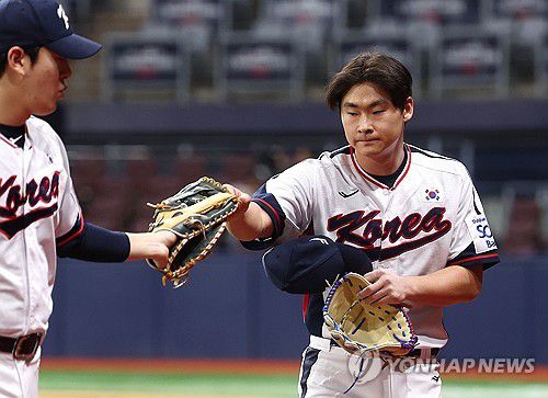 마운드 내려오는 곽도규(서울=연합뉴스) 류영석 기자 = 6일 서울 고척스카이돔에서 열린 한국 야구 대표팀과 상무 야구단의 연습 경기.     5회말 상무 마운드에 오른 대표팀 투수 곽도규가 이닝을 마친 뒤 더그아웃으로 돌아오고 있다. 2024.11.6 ondol@yna.co.kr