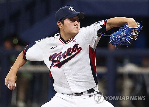 연습 경기 나선 김택연(서울=연합뉴스) 류영석 기자 = 6일 서울 고척스카이돔에서 열린 한국 야구 대표팀과 상무 야구단의 연습 경기.     6회말 상무 마운드에 오른 대표팀 투수 김택연 역투하고 있다. 2024.11.6 ondol@yna.co.kr