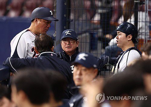 대화하는 류중일-김형준(서울=연합뉴스) 류영석 기자 = 6일 서울 고척스카이돔에서 열린 한국 야구 대표팀과 상무 야구단의 연습 경기.     류중일 대표팀 감독이 포수 김형준과 대화를 나누고 있다. 2024.11.6 ondol@yna.co.kr