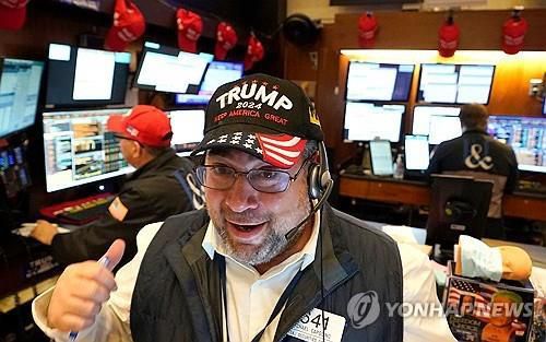 트럼프 모자를 쓴 뉴욕증권거래소 트레이더[연합뉴스 자료사진]