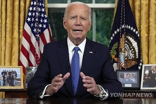 연임 도전 포기 이유 설명하는 바이든(워싱턴DC EPA=연합뉴스) 조 바이든 미국 대통령이 2024년 7월 24일 집무실에서 대국민 연설을 하면서 연임 도전을 포기하기로 한 이유를 설명하고 있다. (EPA/EVAN VUCCI / POOL) 2024.11.7.