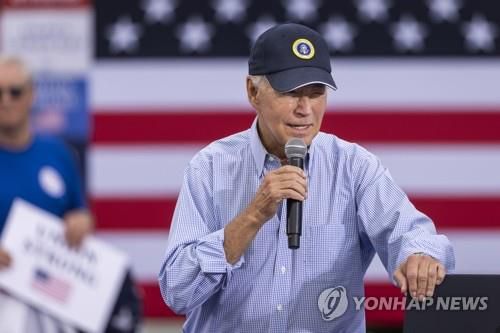 美 노동절 맞아 노조 행사서 연설하는 바이든    (필라델피아 EPA=연합뉴스) 조 바이든 미국 대통령이 4일(현지시간) 노동절을 맞아 필라델피아에서 열린 노조 행사에서 연설하고 있다. 이날 바이든 대통령은 자신이 재임 중 일자리 1천350만 개를 창출, 실업률을 3%대로 낮추고 인플레이션을 억제했다고 자찬하며 도널드 트럼프 전 대통령 재임 시절을 비판했다. 2023.09.05     clynnkim@yna.co.kr