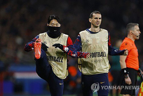 몸 푸는 이강인(왼쪽)[로이터=연합뉴스]