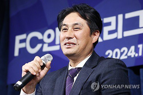 유병훈 감독 'FC서울과의 대결은…'(서울=연합뉴스) 진연수 기자 = 유병훈 안양 감독이 7일 오전 서울 종로구 축구회관에서 열린 FC안양 K리그2 우승 및 승격 기자회견에서 질문에 답하고 있다. 2024.11.7 jin90@yna.co.kr