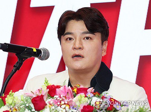 추신수 은퇴 기자회견(인천=연합뉴스) 임순석 기자 = 프로야구 SSG 랜더스 추신수가 7일 오후 인천 연수구 경원재 앰버서더 인천에서 열린 은퇴 기자회견에서 취재진 질문에 답하고 있다. 2024.11.7 soonseok02@yna.co.kr