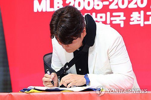 은퇴 기념 유니폼에 사인하는 추신수(인천=연합뉴스) 임순석 기자 = 프로야구 SSG 랜더스 추신수가 7일 오후 인천 연수구 경원재 앰버서더 인천에서 열린 은퇴 기자회견에서 은퇴 기념 유니폼에 사인하고  있다. 2024.11.7 soonseok02@yna.co.kr