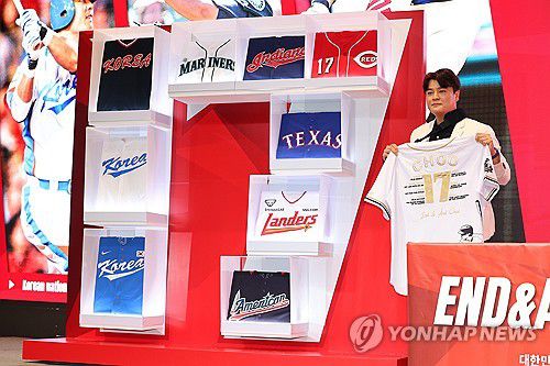 추신수 은퇴 기념 유니폼 사인 세리머니(인천=연합뉴스) 임순석 기자 = 프로야구 SSG 랜더스 추신수가 7일 오후 인천 연수구 경원재 앰버서더 인천에서 열린 은퇴 기자회견에서 은퇴 기념 사인한 유니폼을 들어 보이고 있다. 2024.11.7 soonseok02@yna.co.kr