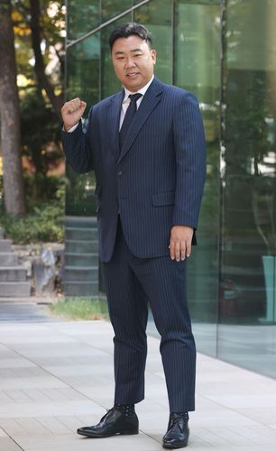 아자아자 파이팅(서울=연합뉴스) 강민지 기자 = 이범호 KIA 타이거즈 감독이 지난 7일 서울 종로구 수송동 연합뉴스 사옥에서 인터뷰에 앞서 포즈를 취하고 있다. 2024.11.7     mjkang@yna.co.kr