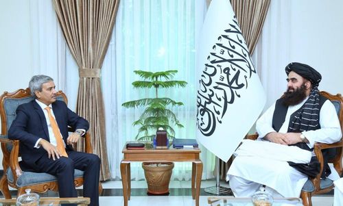 카불서 회담하는 J.P. 싱 인도 외무부 국장과 무타키 탈레반 정부 외무장관[아프간 매체 아리아나뉴스 캡처. 재판매 및 DB 금지]