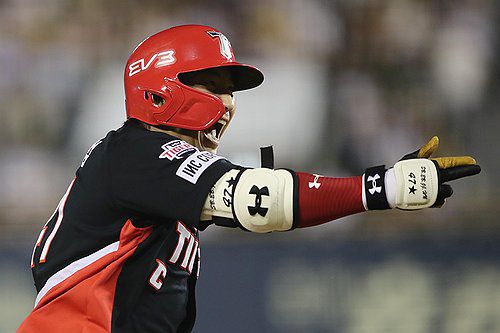 나성범 9회 역전 결승 투런포(서울=연합뉴스) 16일 오후 서울 잠실야구장에서 열린 프로야구 KIA와 LG의 경기. 9회초 1사 3루 상황에서 KIA 나성범이 역전 투런홈런을 친 뒤 기뻐하고 있다. 2024.8.16 [KIA 타이거즈 제공. 재판매 및 DB 금지] photo@yna.co.kr