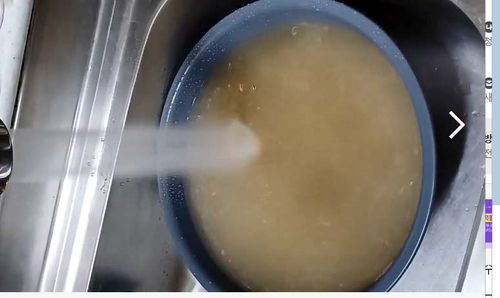 누런 흙탕물 콸콸(서산=연합뉴스) 광역상수도 공급이 재개된 충남 서신 지역 한 가정집 수도꼭지에서 이물질이 제거되지 않은 수돗물이 나오고 있다. [독자 제공. 재판매 및 DB 금지]