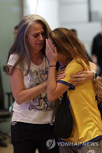 암스테르담에서 귀국한 이스라엘 축구 팬(텔아비브 AFP=연합뉴스) 8일(현지시간) 이스라엘 텔아비브 벤구리온 공항에서 암스테르담 방문 후 귀국한 축구 팬이 가족과 만나고 있다. 2024.11.09