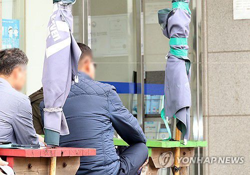 애타는 실종 선원 가족들(제주=연합뉴스) 백나용 기자 = 제주 비양도 해상에서 침몰한 135금성호의 실종 선원 가족들이 사고 수습 대책본부가 마련된 제주 한림항 선원복지회관 인근 벤치에 앉아있다. 2024.11.9 dragon.me@yna.co.kr