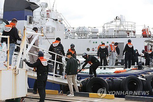 금성호 사고 해역 향하는 실종자 가족들(제주=연합뉴스) 전지혜 기자 = 금성호 침몰사고 실종자 가족들이 9일 오후 사고 해역으로 가기 위해 해경 경비함정에 올라타고 있다. 2024.11.9 atoz@yna.co.kr