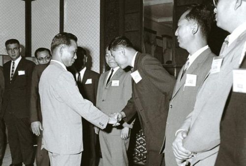 고(故) 박정희 대통령과 악수하는 강기동 박사(서울=연합뉴스) 1969년 과학기술 세미나 후 청와대를 찾은 강기동 박사가 고(故) 박정희 대통령과 악수하고 있다. 2024.11.8. [강기동 박사 제공. 재판매 및 DB 금지]