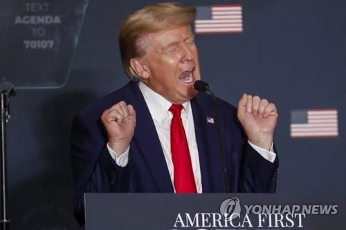 트랜스젠더 비하하는 트럼프 전 미국 대통령    (워싱턴DC EPA=연합뉴스) 도널드 트럼프 전 미국 대통령이 지난 2022년 7월 26일(현지시간) 워싱턴DC에서 열린 극우 성향의 싱크탱크 '아메리카 퍼스트' 정책연구소 주최 콘퍼런스에서 연설하던 중 남성에서 여성으로 성전환한 역도 선수를 흉내 내며 트랜스젠더를 조롱하고 있다. 2022.7.27