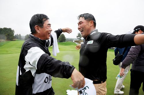 캐디를 맡아준 아버지 이찬식 씨와 포옹하는 이대한.[KPGA 제공. 재판매 및 DB 금지]