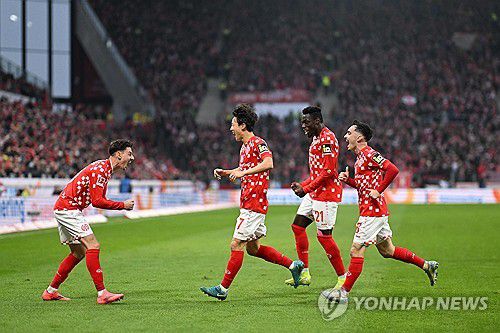 동료들과 기쁨 나누는 이재성[AFP=연합뉴스]