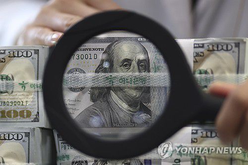 미 트럼프 당선에 치솟는 환율(서울=연합뉴스) 윤동진 기자 = 미국 도널드 트럼프 전 대통령의 재선이 확정되면서 원/달러 환율이 상승하고 있다. 일각에서는 연내 원/달러 환율이 1.420원까지 더 오를 수 있다는 전망도 나오고 있다. 7일 원/달러 환율은 전날보다 4.9원 상승한 1,401.1원으로 출발한 뒤 1,400원 안팎에서 등락 중이다. 사진은 이날 서울 중구 하나은행 위·변조 대응센터. 2024.11.7 mon@yna.co.kr