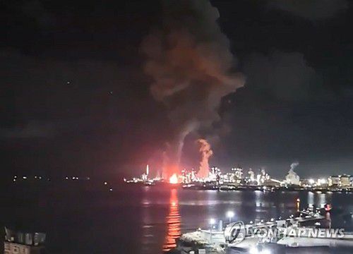 소방 "포스코 포항제철소서 큰 불 신고"(서울=연합뉴스) 10일 오전 4시 20분께 경북 포항시 남구 제철동 포스코 포항제철소 내에서 큰불이 났다는 신고가 소방 당국에 들어왔다. 한 주민은 "폭발음이 3차례 정도 들렸다"고 밝혔다. 2024.11.10 [독자 제공. 재판매 및 DB 금지] zjin@yna.co.kr