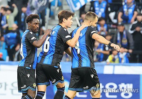 인천 제르소, 만회 골(인천=연합뉴스) 임순석 기자 = 10일 인천축구전용경기장에서 열린 프로축구 K리그1 2024 37라운드 인천 유나이티드와 대전 하나시티즌 경기. 인천 제르소가 0-2로 뒤진 전반 45분 만회 골을 터트리고 기뻐하고 있다. 2024.11.10 soonseok02@yna.co.kr