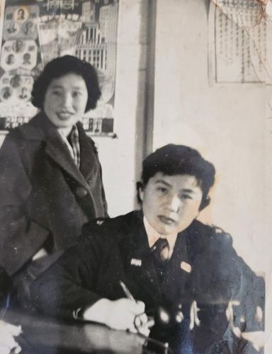 김도연 소장의 외할머니가 경찰관으로 일할 때 모습(오른쪽 정복차림,왼쪽은 동료)[본인 제공]