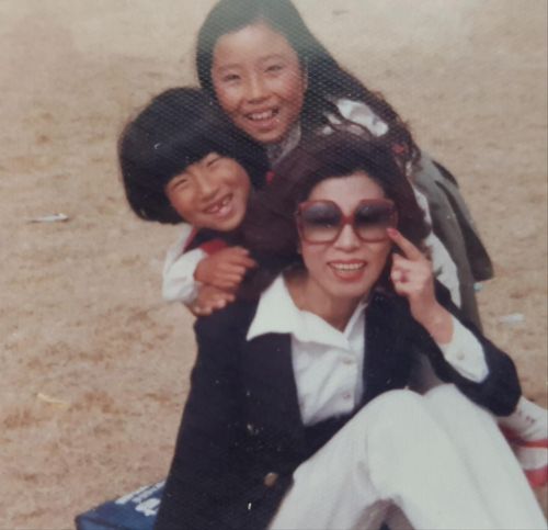 놀이공원에서 어머니, 남동생과 함께한 어린 시절 김도연 소장[본인 제공