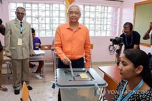 총선 투표하는 프라빈드 저그노트 모리셔스 총리[로이터 연합뉴스 자료사진. 재판매 및 DB 금지]