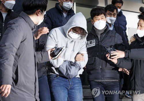 전(前) 연인 가족 살해 이석준 검찰 송치한때 교제했던 여성의 집을 찾아가 가족을 살해한 혐의를 받는 이석준이 2021년 12월 17일 오전 서울 송파경찰서에서 나와 검찰로 송치되고 있다. [연합뉴스 사진]