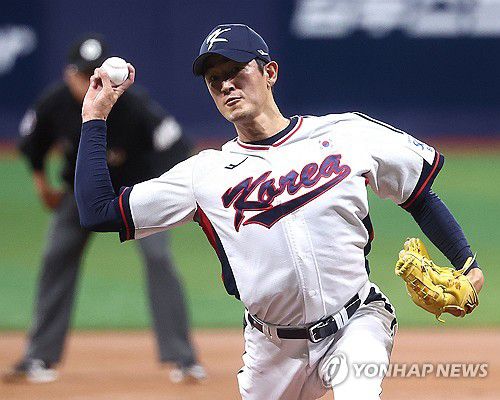 연습 경기 나선 고영표(서울=연합뉴스) 류영석 기자 = 6일 서울 고척스카이돔에서 열린 한국 야구 대표팀과 상무 야구단의 연습 경기.     1회초 대표팀 선발 투수 고영표가 역투하고 있다. 2024.11.6 ondol@yna.co.kr