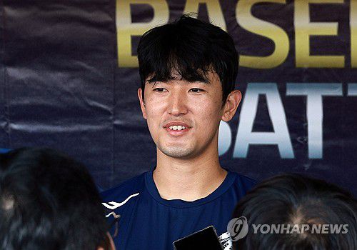 취재진 질문에 답하는 고영표(타이베이=연합뉴스) 한종찬 기자 = 프리미어12 야구대표팀 고영표가 9일 오후 대만 타이베이 톈무야구장에서 열린 첫 훈련에서 취재진 질문에 답하고 있다. 2024.11.9 saba@yna.co.kr