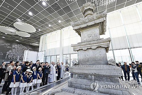 113년 만에 복원된 국보 원주 법천사지 지광국사탑(원주=연합뉴스) 일제강점기에 무단 반출되고 6.25전쟁으로 1만2천조각으로 분리되는 등 역사적 고난과 아픔을 가진 원주 법천사지 지광국사탑 복원 기념식이 12일 원주시와 국립문화유산원 주최로 법천사지 유적전시관에서 열린 가운데 참석자들이 탑을 둘러보고 있다. 2024.11.12 [원주시 제공.재판매 및 DB 금지] limbo@yna.co.kr