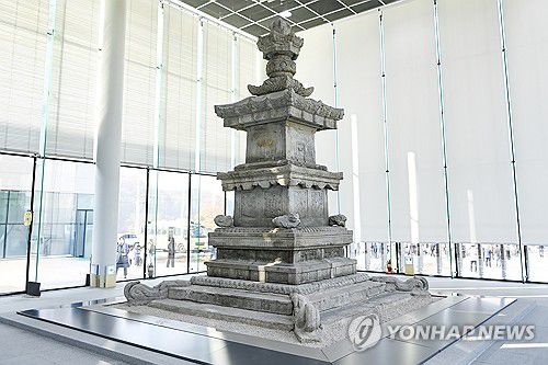113년 만에 복원돼 고향 원주 안착한 국보 법천사지 지광국사탑(원주=연합뉴스) 일제강점기에 무단 반출되고 6.25전쟁으로 1만2천조각으로 분리되는 등 역사적 고난과 아픔을 가진 원주 법천사지 지광국사탑이 113년 만에 복원을 마치고 12일 복원 기념식이 열린 가운데 원주 법천사지 유적전시관에 안착한 지광국사탑. 2024.11.12 [원주시 제공.재판매 및 DB 금지] limbo@yna.co.kr