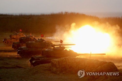 M60A3 탱크 동원 실사격 훈련하는 대만군(펑후 EPA=연합뉴스) 대만군의 M60A3 탱크가 2022년 10월 19일 펑후섬에서 목표물을 겨냥한 실사격 훈련을 하고 있다. 2022.10.19 jsmoon@yna.co.kr