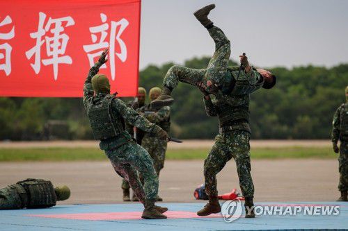 대만군, 중국 침략 대비 '맹훈'(신주[대만] EPA = 연합뉴스) 대만 군인들이 2023년 8월 21일(현지시간) 대만 북서부의 신주(新竹)현 군사기지에서 근접전투기술을 시연하고 있다. 대만은 최근 중국의 침공에 대비해 군사력을 증강하면서 각종 군사훈련을 실시하고 있다. 2023.09.21 kjw@yna.co.kr