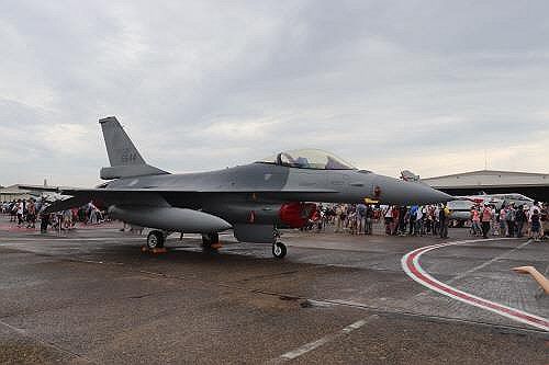 대만 신규 구매 F-16V 전투기, 미국서 첫 인도 예정(타이베이=연합뉴스) 김철문 통신원 = 중국과 대만 간 군사적 긴장이 지속하는 가운데 대만이 신규 구매한 미국산 F-16V 전투기가 이달 말 인도될 예정이라고 자유시보 등 대만언론이 13일 보도했다. 사진은 대만군의 F-16V 전투기. 2024.9.13 jinbi100@yna.co.kr