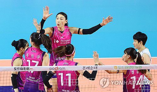 기뻐하는 김연경(인천=연합뉴스) 임순석 기자 = 12일 인천 삼산월드체육관에서 열린 프로배구 V리그 여자부 흥국생명과 정관장의 경기. 흥국생명 김연경이 팀 득점 성공에 기뻐하고 있다. 2024.11.12 soonseok02@yna.co.kr