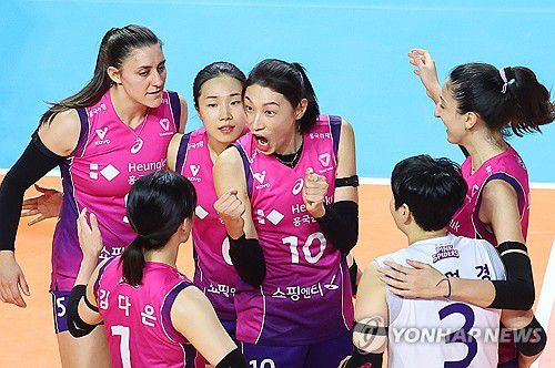 기뻐하는 김연경(인천=연합뉴스) 임순석 기자 = 12일 인천 삼산월드체육관에서 열린 프로배구 V리그 여자부 흥국생명과 정관장의 경기. 흥국생명 김연경이 팀 득점 성공에 기뻐하고 있다. 2024.11.12 soonseok02@yna.co.kr