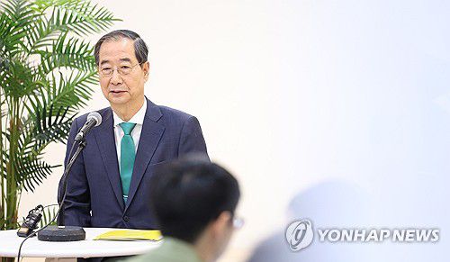 청사 출입기자들과 간담회하는 한덕수 총리(서울=연합뉴스) 김도훈 기자 = 한덕수 국무총리가 13일 오전 정부서울청사 별관에서 열린 출입기자단과의 간담회에서 질문에 답하고 있다. 2024.11.13 superdoo82@yna.co.kr