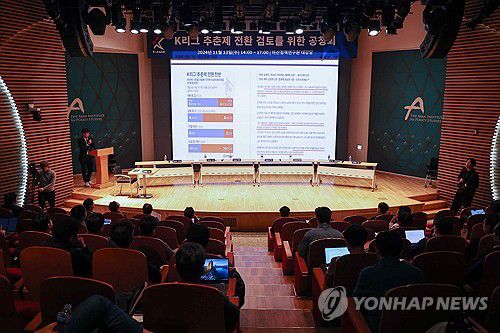 K리그 추춘제 전환 검토안 개요 설명하는 안치준 팀장(서울=연합뉴스) 서대연 기자 = 13일 오후 서울 종로구 아산정책연구원에서 열린 K리그 추춘제 전환 검토를 위한 공청회에서 안치준 한국프로축구연맹 구단지원팀 팀장이 개요 및 주요 고려사항을 설명하고 있다. 2024.11.13 dwise@yna.co.kr