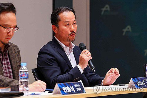 K리그 추춘제 전환 관련 의견 밝히는 K리그 의무위원회 정태석 위원(서울=연합뉴스) 서대연 기자 = 13일 오후 서울 종로구 아산정책연구원에서 열린 K리그 추춘제 전환 검토를 위한 공청회에서 K리그 의무위원회 정태석 위원이 의견을 밝히고 있다. 2024.11.13 dwise@yna.co.kr