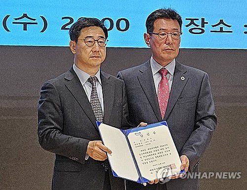 의협 비대위원장에 박형욱 대한의학회 부회장(서울=연합뉴스) 13일 서울 대한의사협회에서 박형욱 대한의학회 부회장(왼쪽)이 비대위원장 당선증을 받고 있다. 임기는 내년 초 차기 회장 선출 전까지다. 2024.11.13 [의협 제공. 재판매 및 DB 금지] photo@yna.co.kr