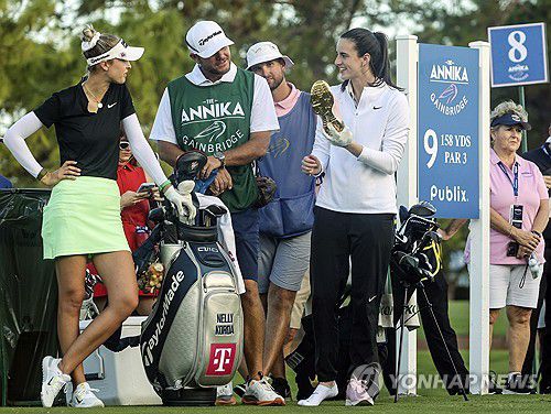 코르다(왼쪽)와 클라크(흰색 상의)[AP=연합뉴스]