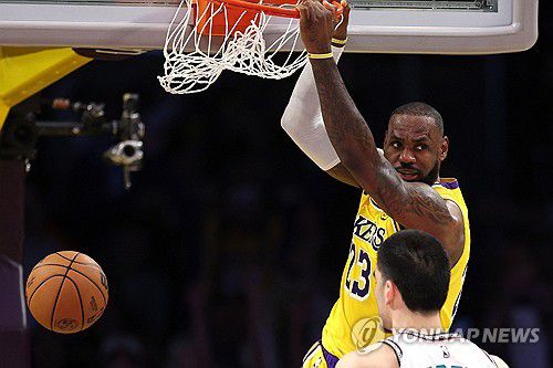 르브론 제임스의 덩크[게티이미지/
