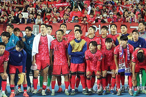 기념촬영하는 한국 선수들(용인=연합뉴스) 김성민 기자 = 15일 경기도 용인미르스타디움에서 열린 북중미월드컵 아시아 지역 3차 예선 B조 4차전 대한민국 대 이라크의 경기. 승리한 한국 선수들이 기념촬영을 하고 있다. 2024.10.15 ksm7976@yna.co.kr
