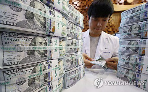 달러 강세에 1400원 돌파한 원·달러 환율(서울=연합뉴스) 김인철 기자 = 미국 대선 이후 뚜렷해진 달러 강세에 원·달러 환율이 계속해서 오르며 1410원을 돌파해 연고점을 재경신한 13일 서울 중구 하나은행 위·변조 대응센터에서 직원이 달러를 정리하고 있다. 2024.11.13 yatoya@yna.co.kr